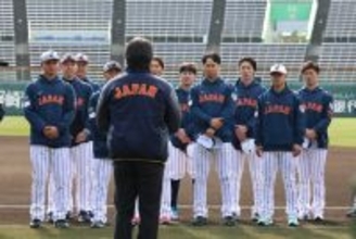 松井さんの話を聞く選手ら　野球