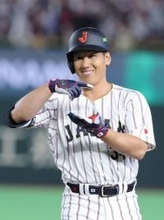 ポーズを見せる吉田　野球