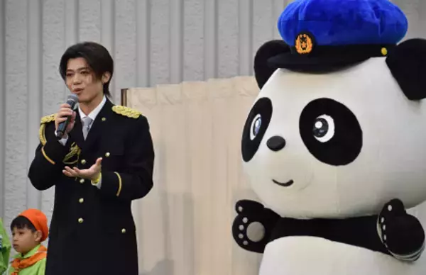 一日警察署長の新浜レオンさん