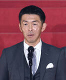 「荒木友輔氏ら審判団入り　サッカー」の画像1