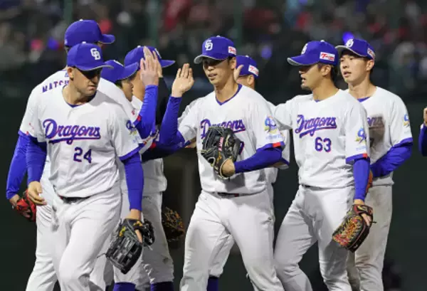 喜ぶ中日ナイン　プロ野球