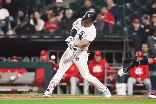 安打を放つ村上　大リーグ