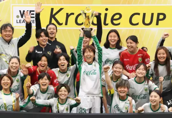 喜ぶ岩清水　サッカー