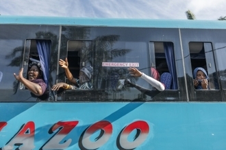 反移民感情高まる南ア、１週間で外国人２７４５人送還 大半は不法滞在者