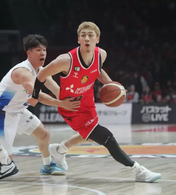 ドリブルする今村