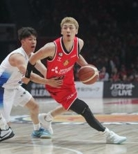 ドリブルする今村