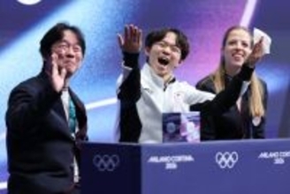 得点の発表を待つ鍵山　五輪