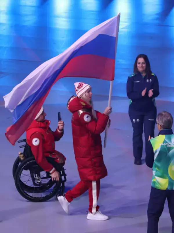 行進するロシアの旗手