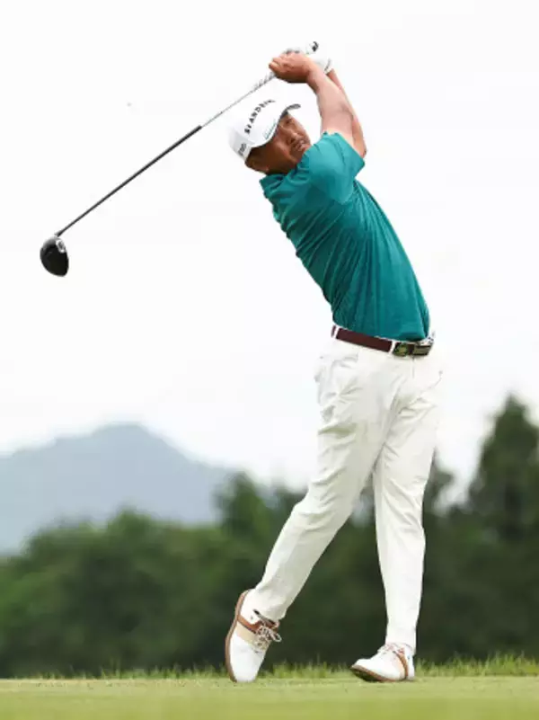 ティーショットを放つ岩田　男子ゴルフ