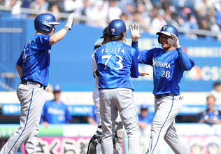 祝福される勝又　プロ野球
