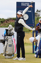 ストレッチをする原　米女子ゴルフ