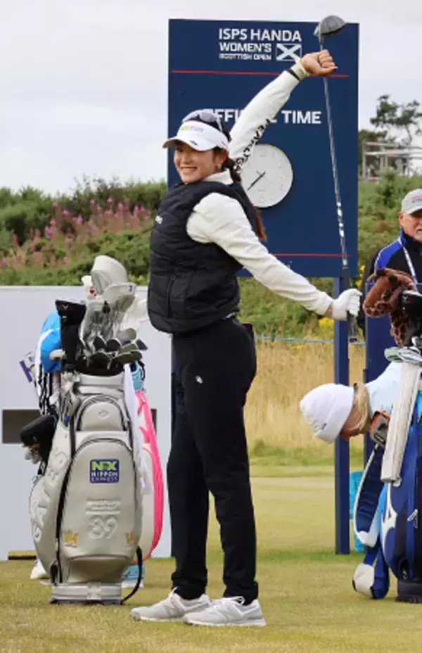 ストレッチをする原　米女子ゴルフ