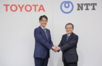 握手するトヨタ、ＮＴＴの両社長