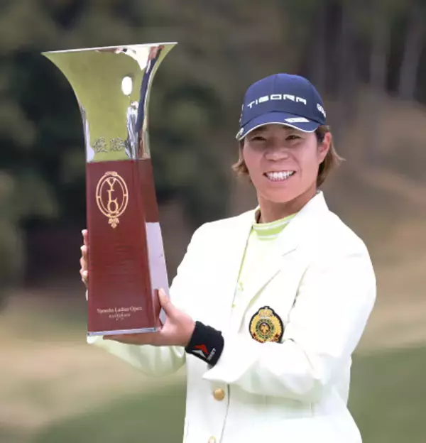 穴井、支援学校にピアノ寄贈