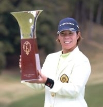 穴井、支援学校にピアノ寄贈