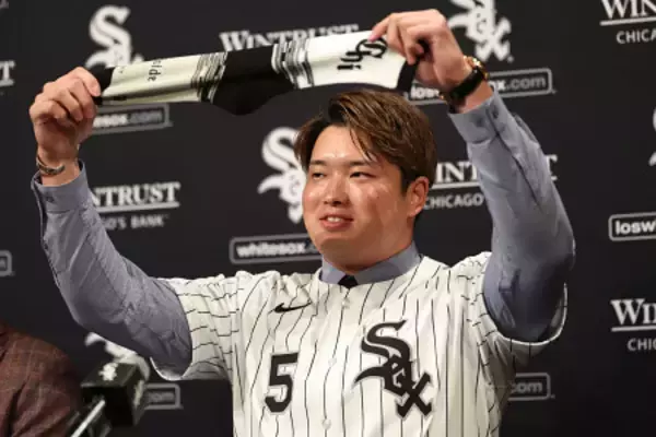 靴下を手にする村上　大リーグ