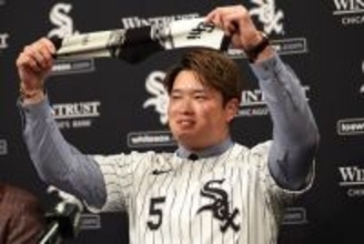 靴下を手にする村上　大リーグ