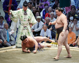 重圧受け入れ、番付の頂点へ＝霧島、上々の滑り出し―大相撲名古屋場所