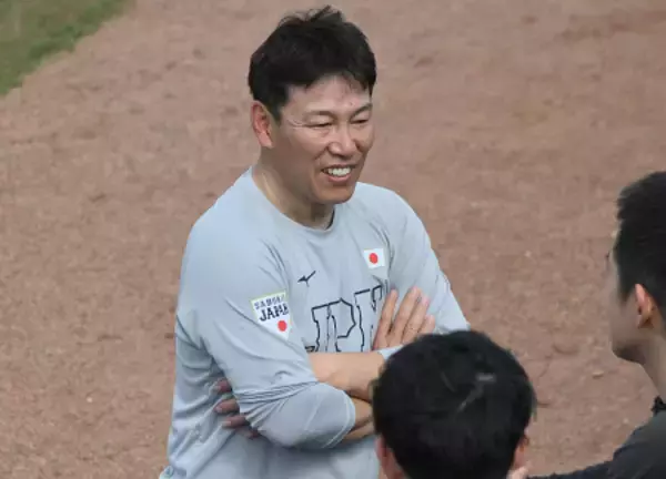 取材に応じる井端監督　野球