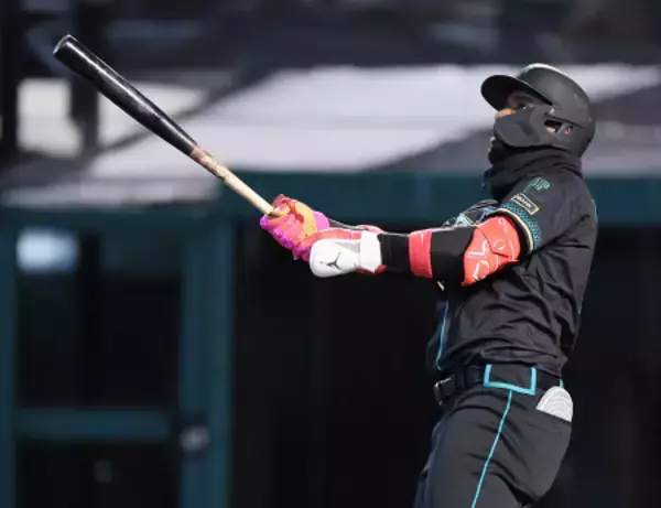 カストロの先制ソロ　プロ野球