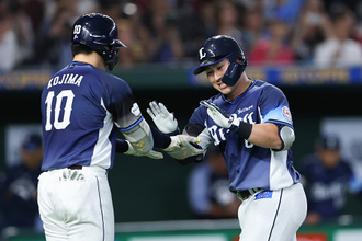 迎えられる渡部　プロ野球