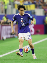 パスを出す中村　Ｗ杯サッカー