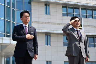 栄誉礼を受ける小泉防衛相