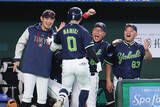 「祝福する池山監督　プロ野球」の画像1