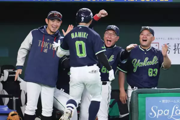 祝福する池山監督　プロ野球