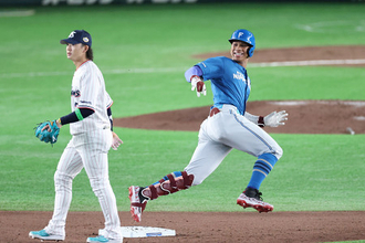 二塁を回る万波　プロ野球オールスター