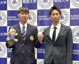 写真撮影に応じる米沢投手ら　プロ野球
