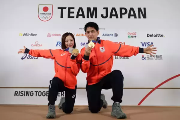 ポーズを取る三浦、木原組　五輪