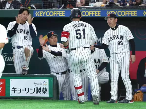 鈴木を迎える井端監督ら　野球