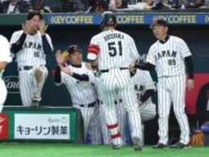 鈴木を迎える井端監督ら　野球