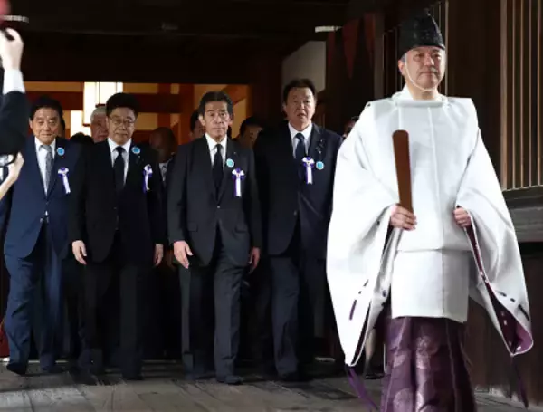 超党派約９０人が靖国参拝