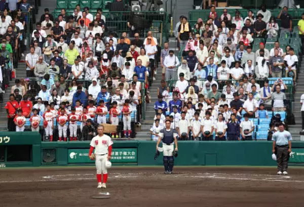 黙とうする智弁和歌山の選手と観客