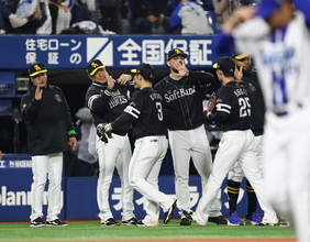 選手を迎える小久保監督　プロ野球