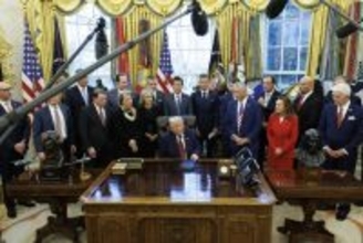 車の燃費基準引き下げへ