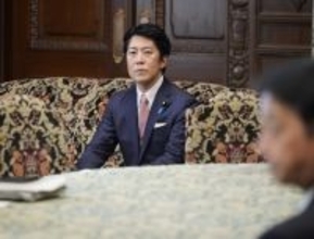 佐藤官房副長官、参院議事に出席