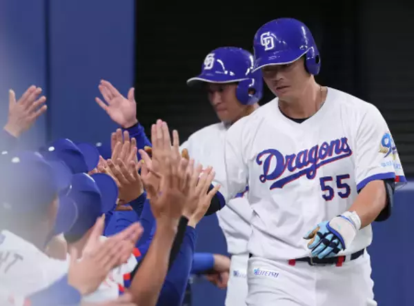 迎えられる細川　プロ野球オープン戦