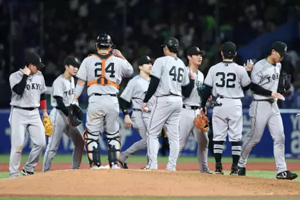 喜ぶ巨人ナイン　プロ野球