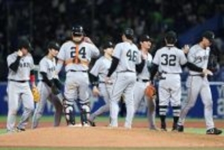 喜ぶ巨人ナイン　プロ野球