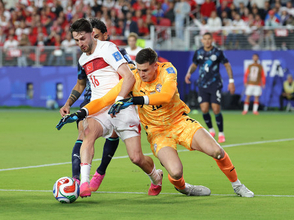 ボールに飛びつくヒル　Ｗ杯サッカー