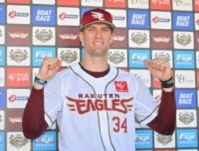 ポーズを取るマッカスカー　プロ野球