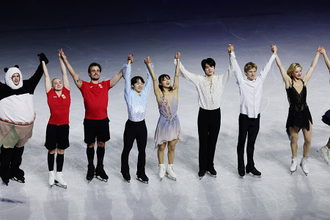 観客席にあいさつする坂本ら