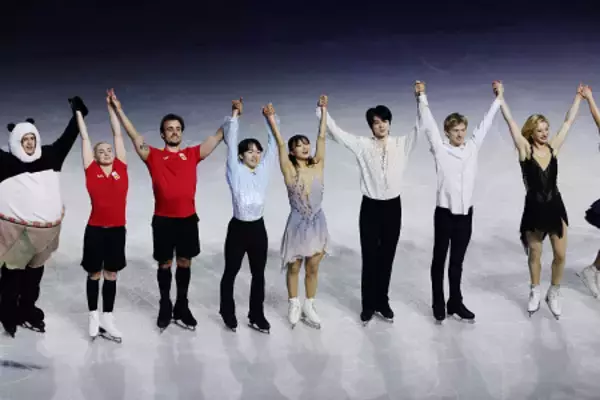 観客席にあいさつする坂本ら