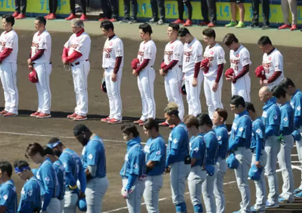 黙とうする選手ら　プロ野球