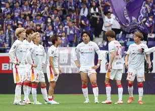 肩を落とす名古屋イレブン　Ｊリーグ