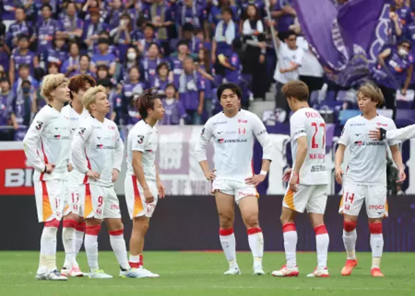 肩を落とす名古屋イレブン　Ｊリーグ