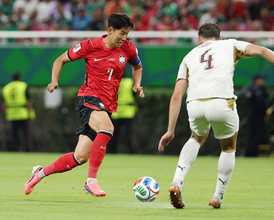 攻め上がる孫興民　Ｗ杯サッカー